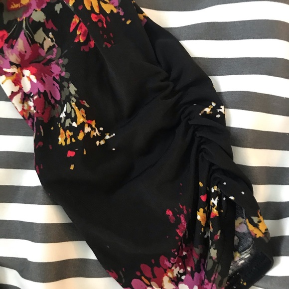 Dressy floral Romper. XS. - Picture 2 of 3